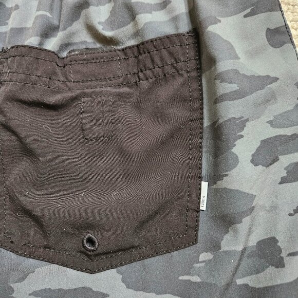 Vuori Men's Shorts Green Gray Camo Lined Large L ? Workout Athletic Missing Tie - Picture 6 of 7
